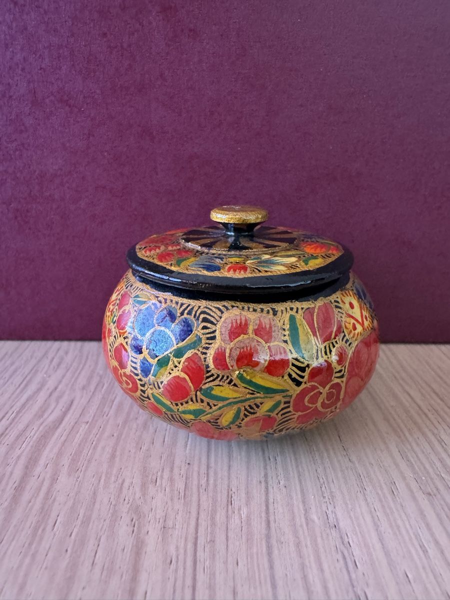 Tutte le decorazioni: Vintage handbemalte Holzdose – Usato da Lachen SZ venduto da ThisMyJam