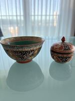 2.Stk bemalte Schalen mit Deckel, Keramik, beschädigt