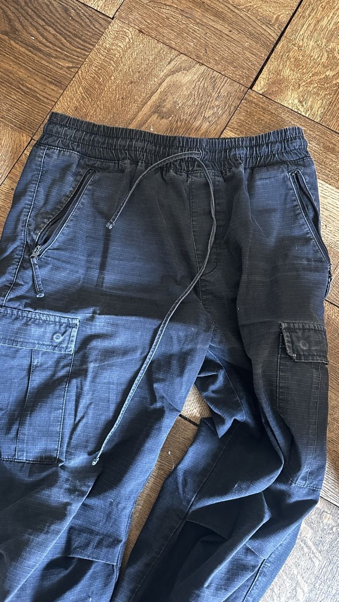 Carhartt Pantaloni: Schwarze Carharrt Cargohose – Usato da Basel venduto da aym_9yvr 4