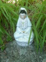 Asiatische Porzellanfigur sitzend Lotus Grösse ca. 17cm