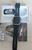 Sportliche Smartwatch mit Ladekabel