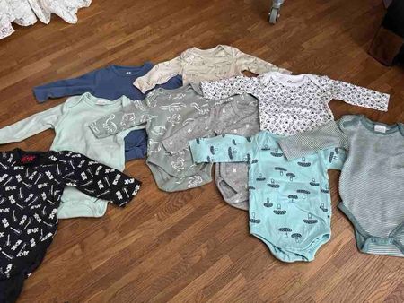 9 Baby  Bodys Grösse 50/56 und 62/68  sehr guter Zustand