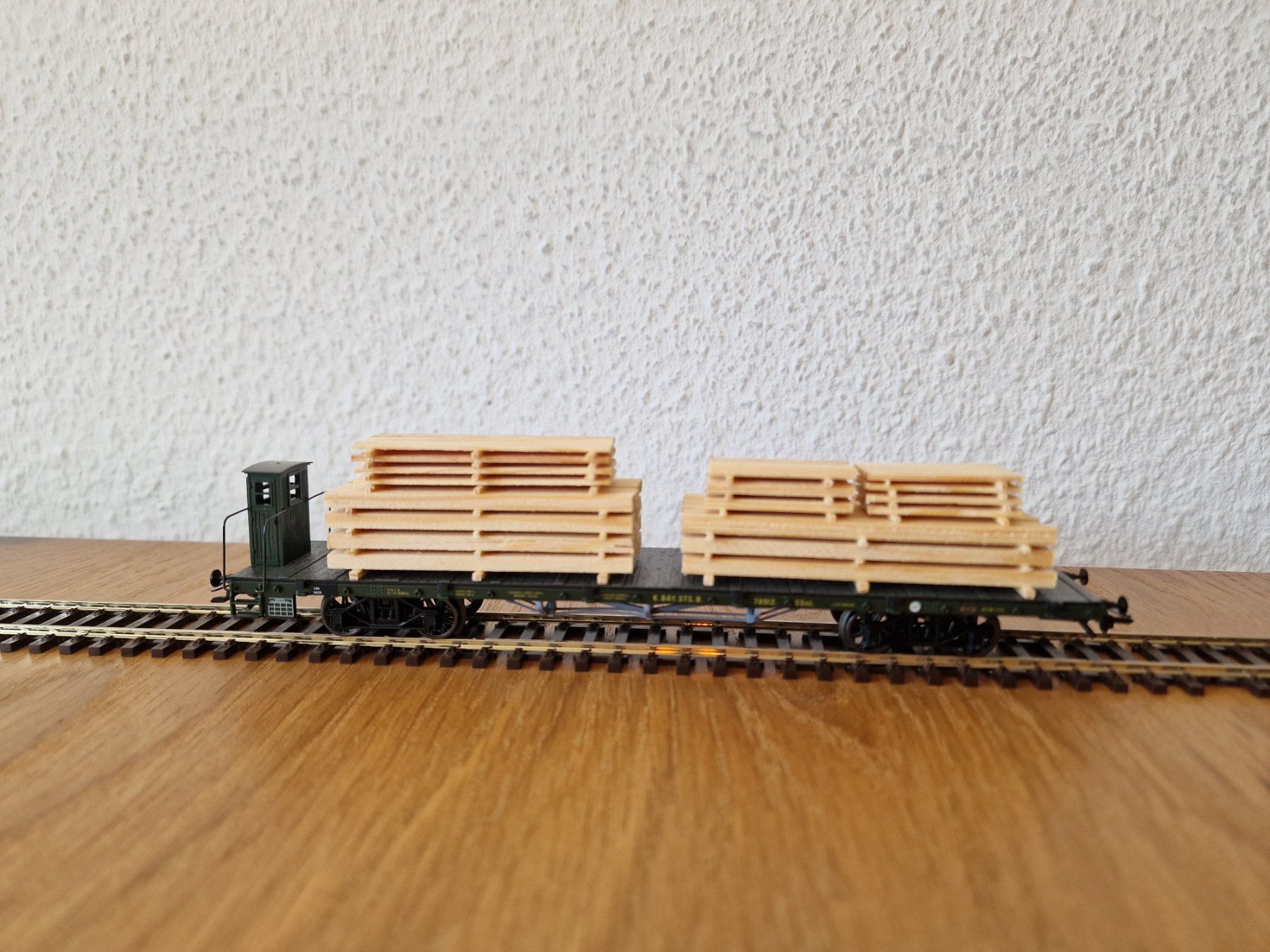 Märklin Modellini di ferrovie: Flachwagen beladen mit Holz H0 – Usato da Matten b. Interlaken venduto da lor_hr9w