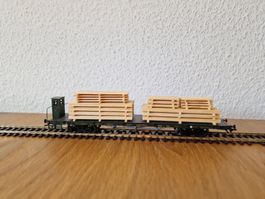Flachwagen beladen mit Holz H0