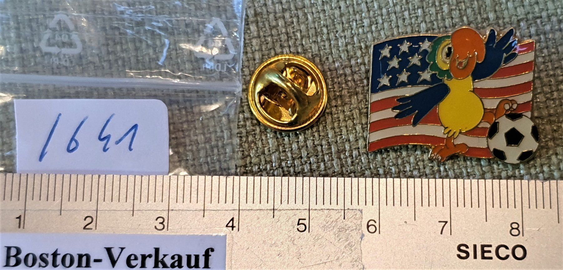 Placchette & Badge: I641 - Pin Papagei Rediffusion WM 1994 – Usato da Reinach BL venduto da Boston-Verkauf 1