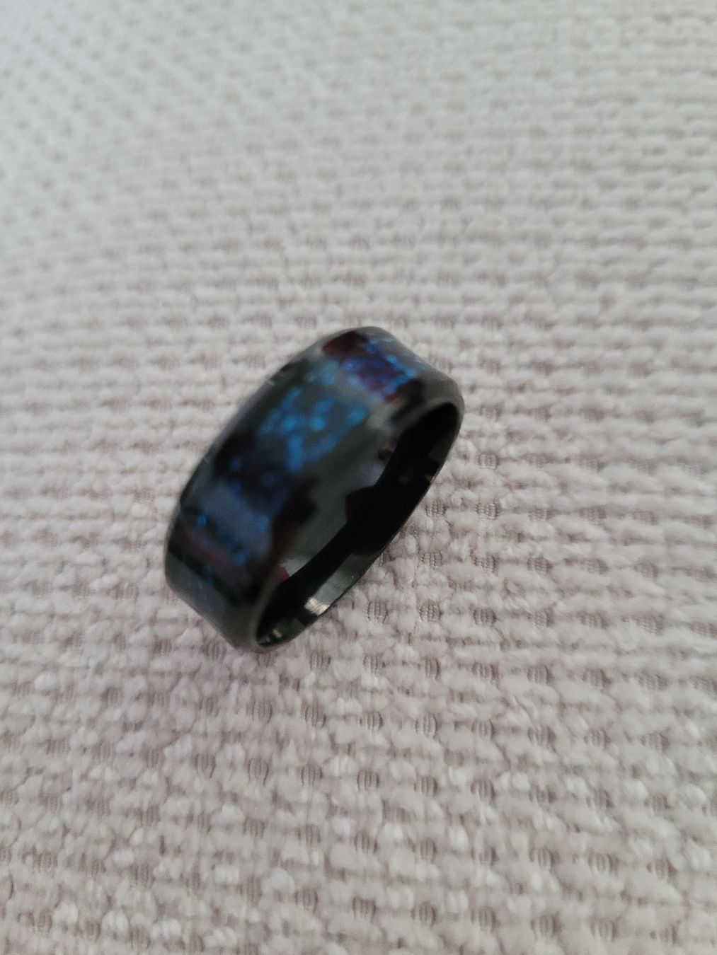 Anelli: Schwarzer Herrenring mit blauem Muster Gr. 10 – Nuovo e nell'imballaggio originale da Bassersdorf venduto da arkais 2