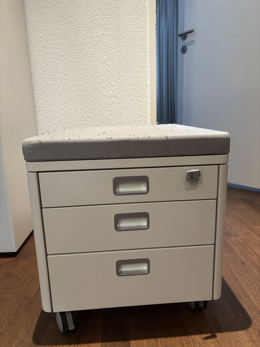 Moll Eléments de bureau: Moll Rollcontainer mit 3 Schubladen und Sitzauflage grau – D'occasion à Russikon par Spira