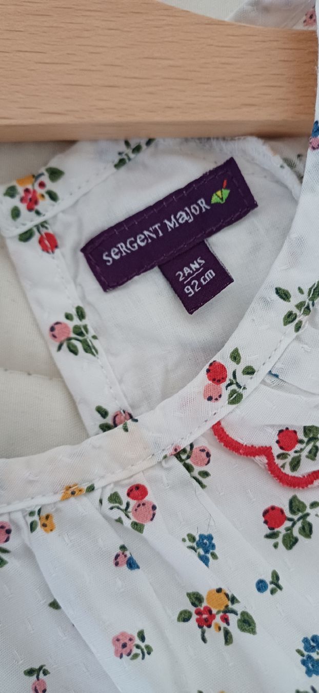 Blouses, T-shirts & Tops: Mädchen Bluse weiss geblümt Grösse 92  – D'occasion à Riniken par Lessy- 4