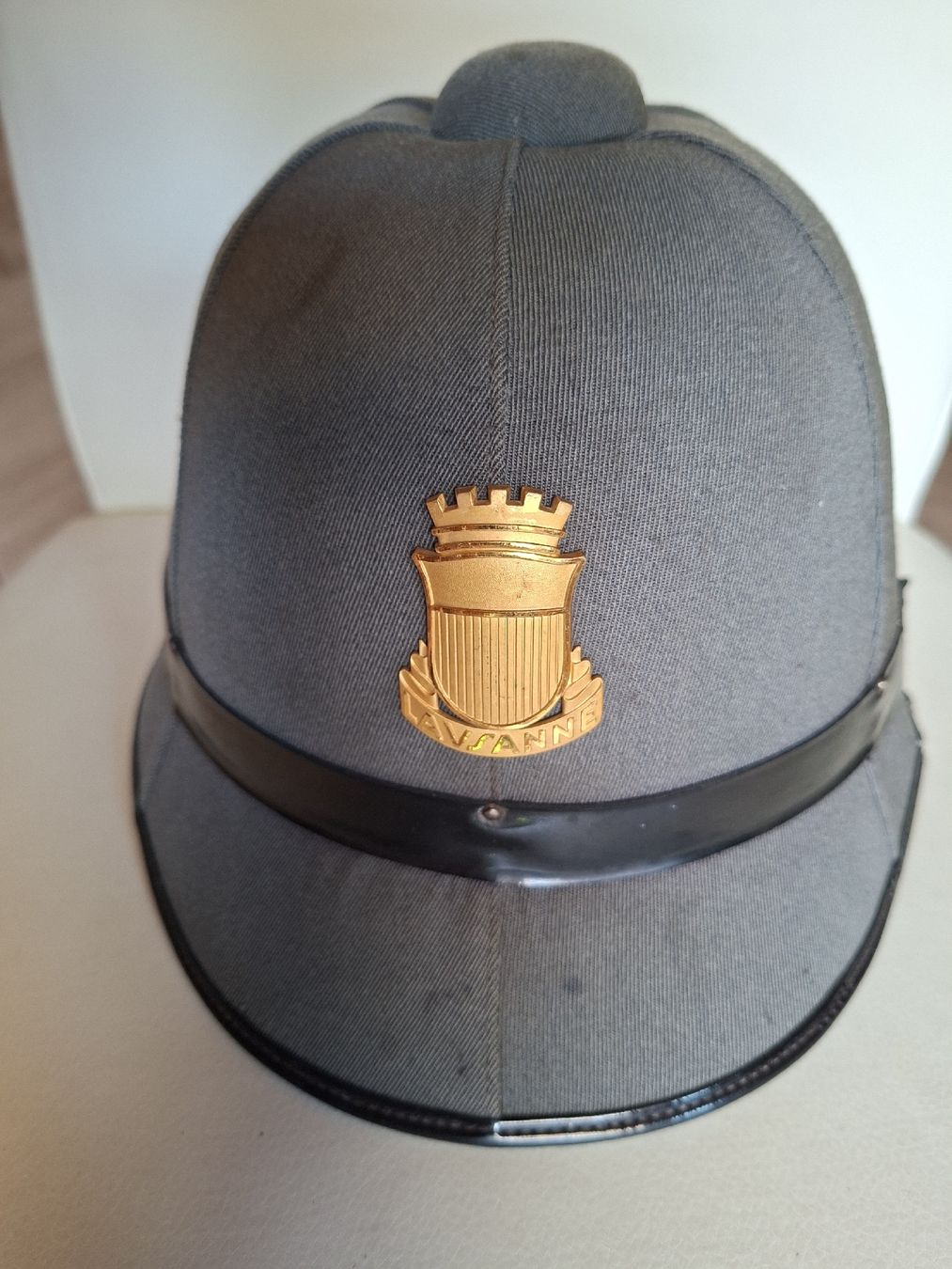 Abiti antichi: Antiker Polizei Helm , Lausanne,  Grösse 55,5 – Usato da Schwanden Sigrisw venduto da cadieux71