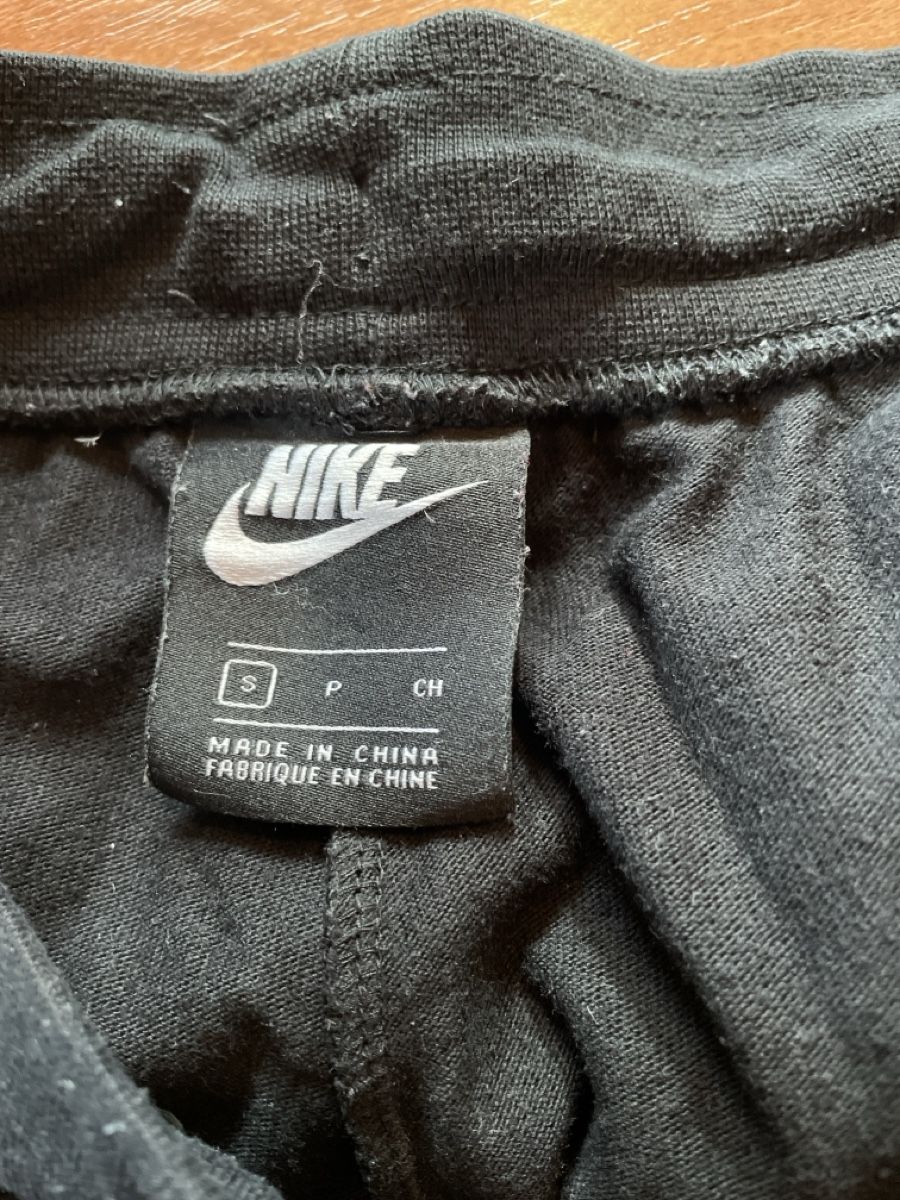 Nike Pantaloni: Nike Trainerhose schwarz Grösse S – Usato da St. Gallen venduto da mai_2lcj 2