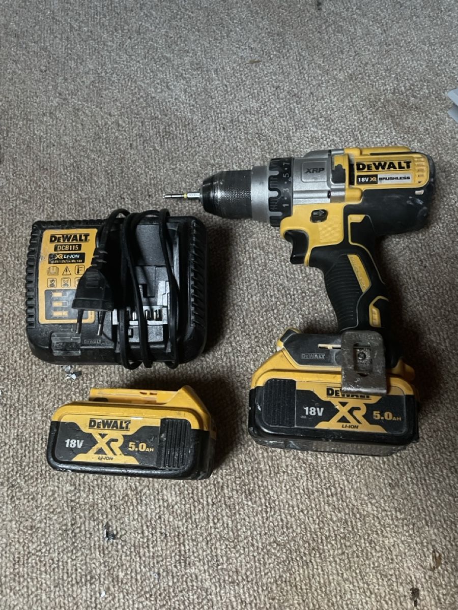 Tutte le macchine: DEWALT Akkuschrauber 18V 5.0AH mit Ladegerät – Usato da Kirchberg SG venduto da lko_yr9g