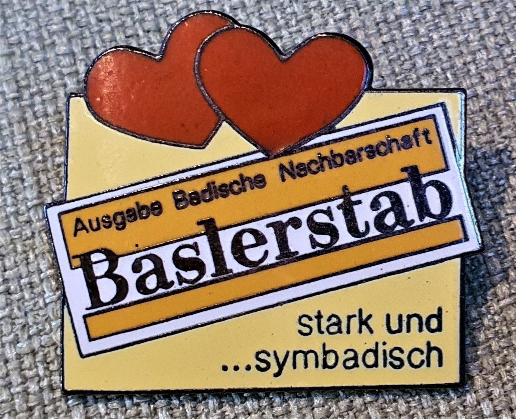 Placchette & Badge: I319 - Pin Baslerstab Zeitung Basel – Usato da Reinach BL venduto da Boston-Verkauf