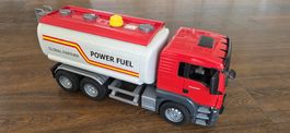 Tanklastwagen mit Pumpe und Schlauch