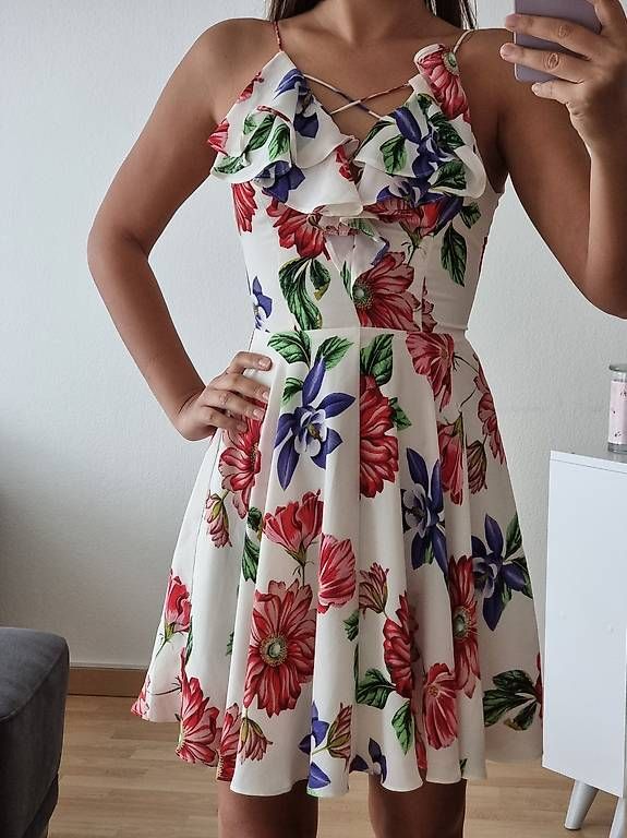 Kleider: Schönes Blumenkleid Gr 34 – Neu (gemäss Beschreibung) aus Zürich von Takili123