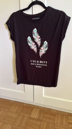 Schwarzes Damen T-Shirt mit Federn Motiv - Ideal für Sommer!