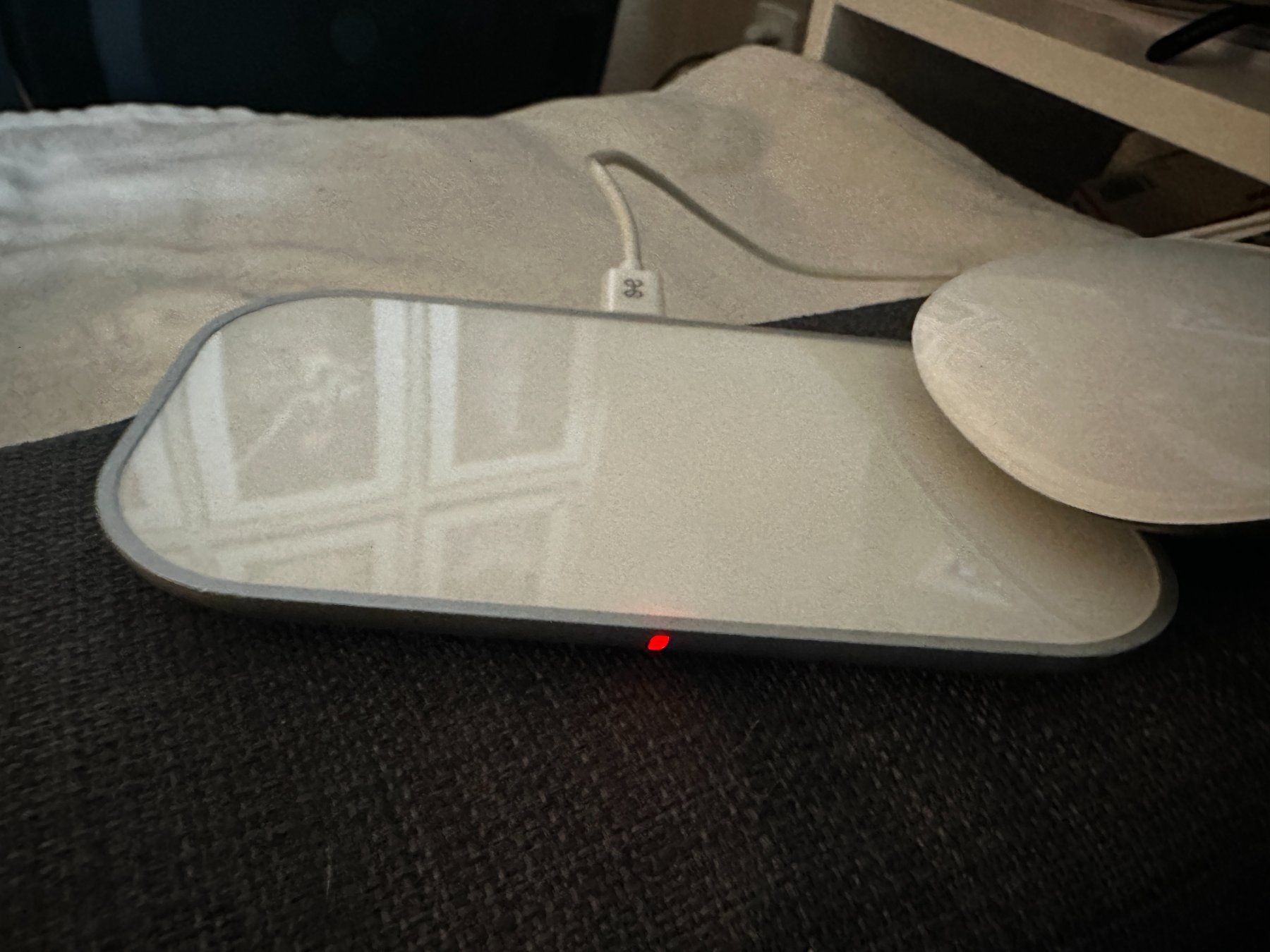 Apple Maus: Apple Magic Mouse + Wireless charger – Gebraucht aus Bellevue von  4