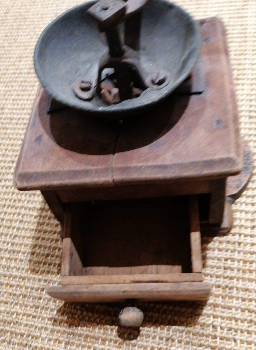 Tutte le decorazioni: antike Kaffeemühle/Dekoration – Usato da Grächen venduto da Hel7890 2