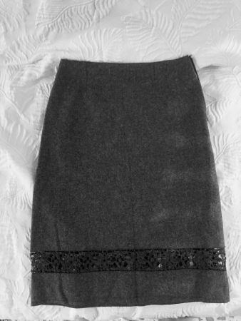 Sehr schöner, eleganter, grauer Rock mit Wolle, 34