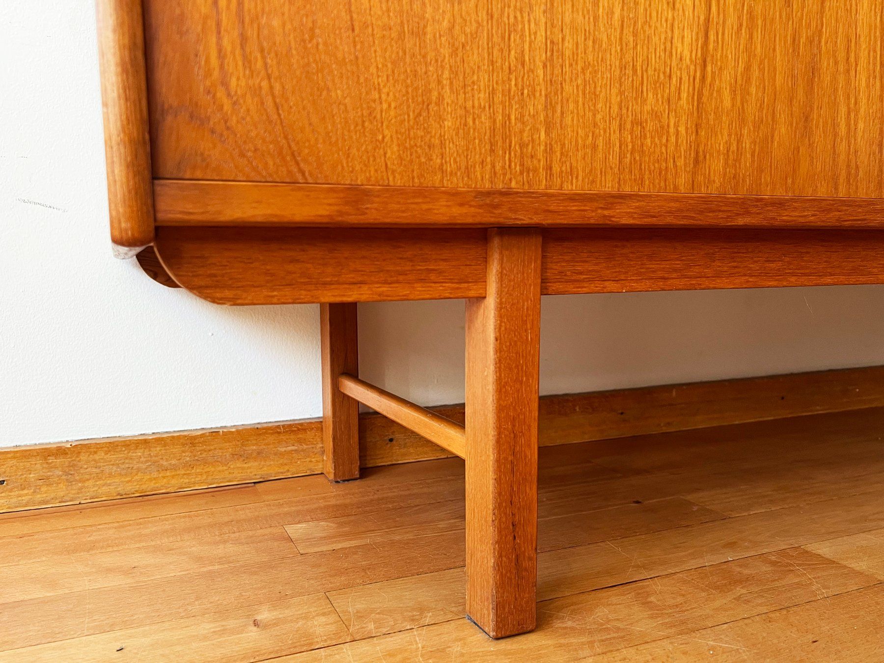 Credenze: Mid Century Danish Teak Credenza – Usato da Basel venduto da Josy_Baker_1906 4