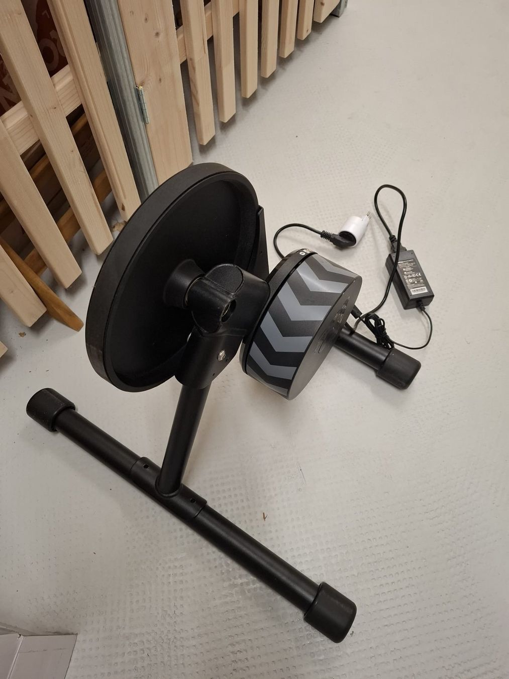 Wahoo Vélos d'appartement: Wahoo Kickr Core Rollentrainer – D'occasion à Basel par schwerdt