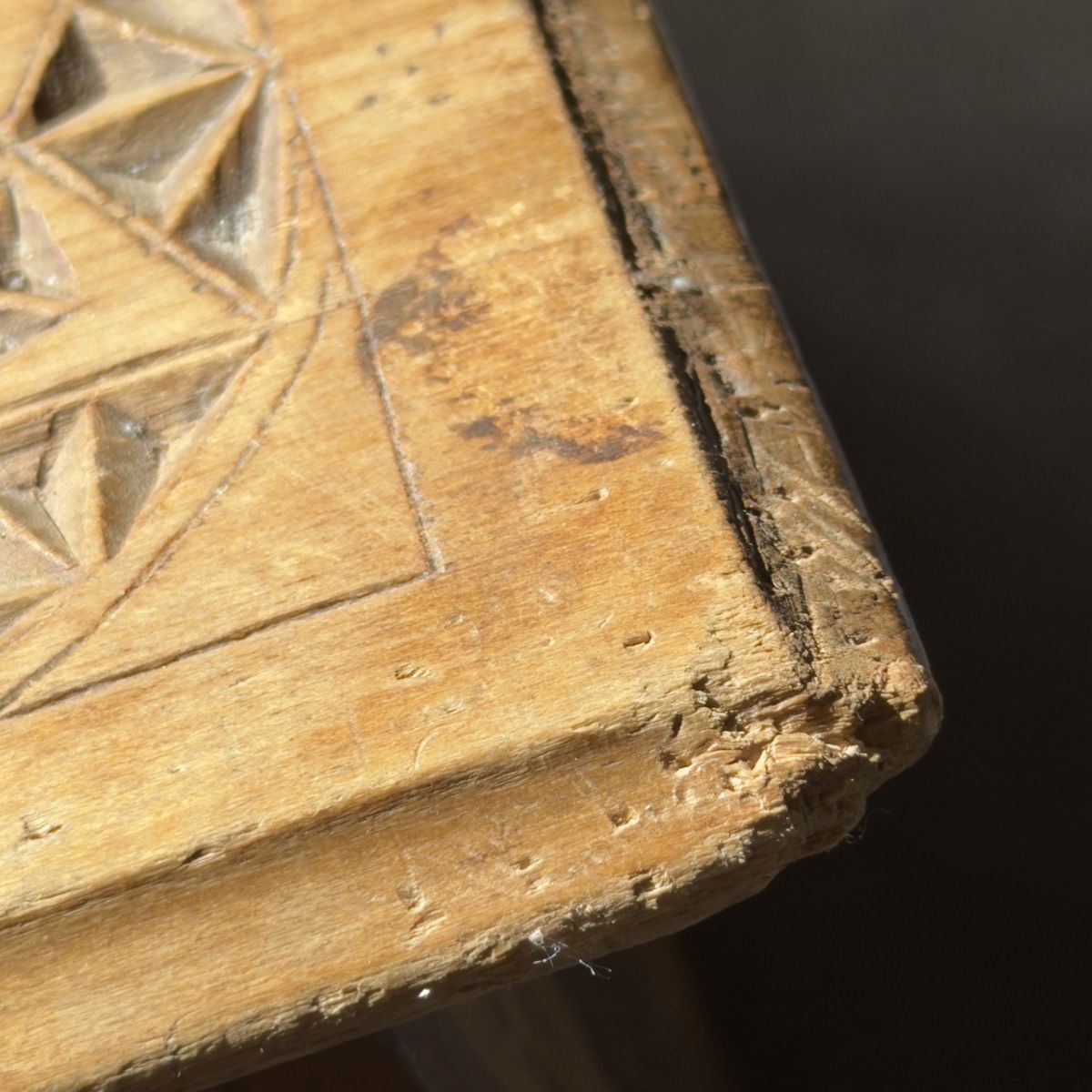 Sgabelli: Handgeschnitzter Holzhocker Antik mit Sternenmuster, Unikat – Usato da Widnau venduto da kustercarmen 9
