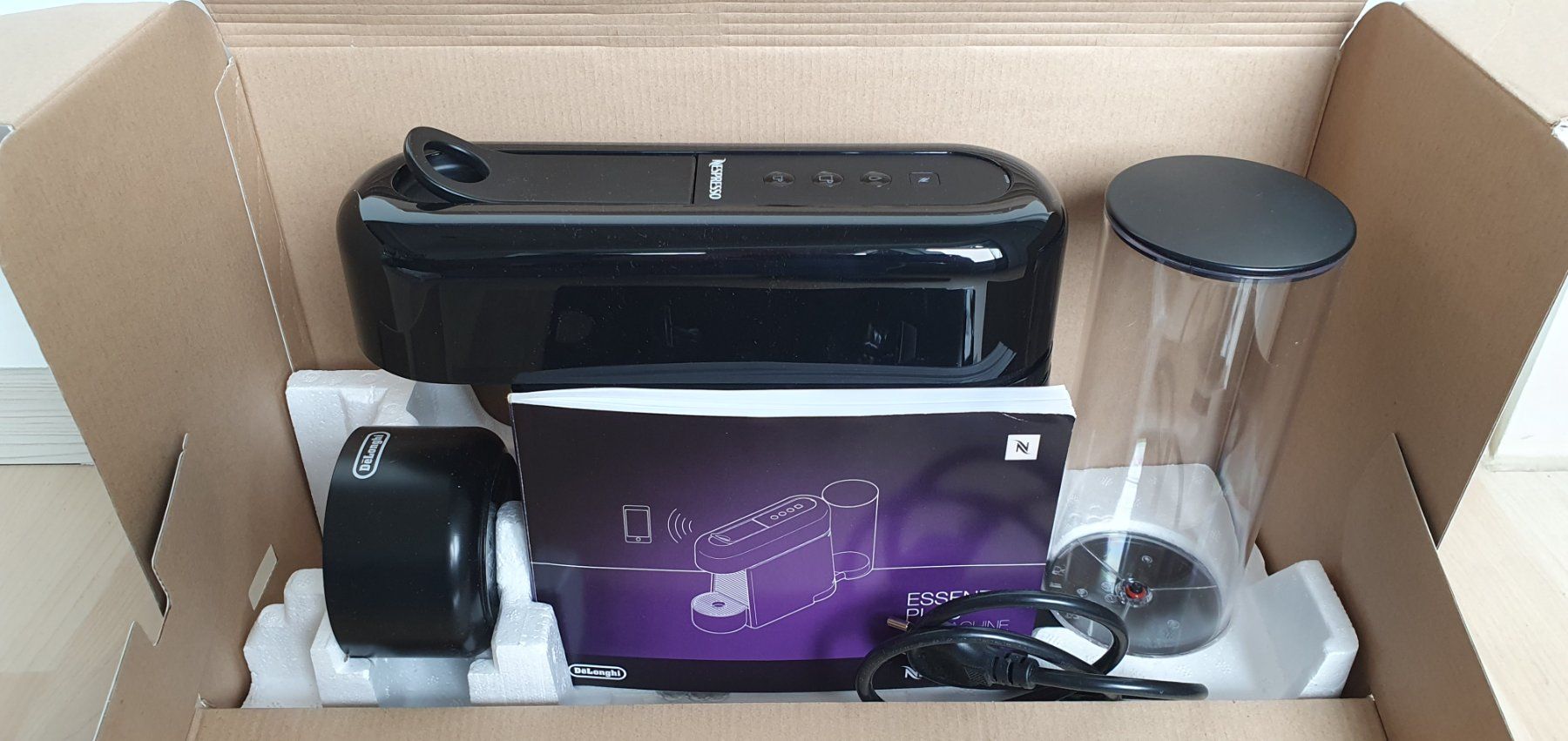 De'Longhi Macchine per caffè & Macchine per espresso: DeLonghi Nespresso Essenza Plus mit Bluetooth Funktion – Usato da Ernetschwil venduto da Cob1998 8