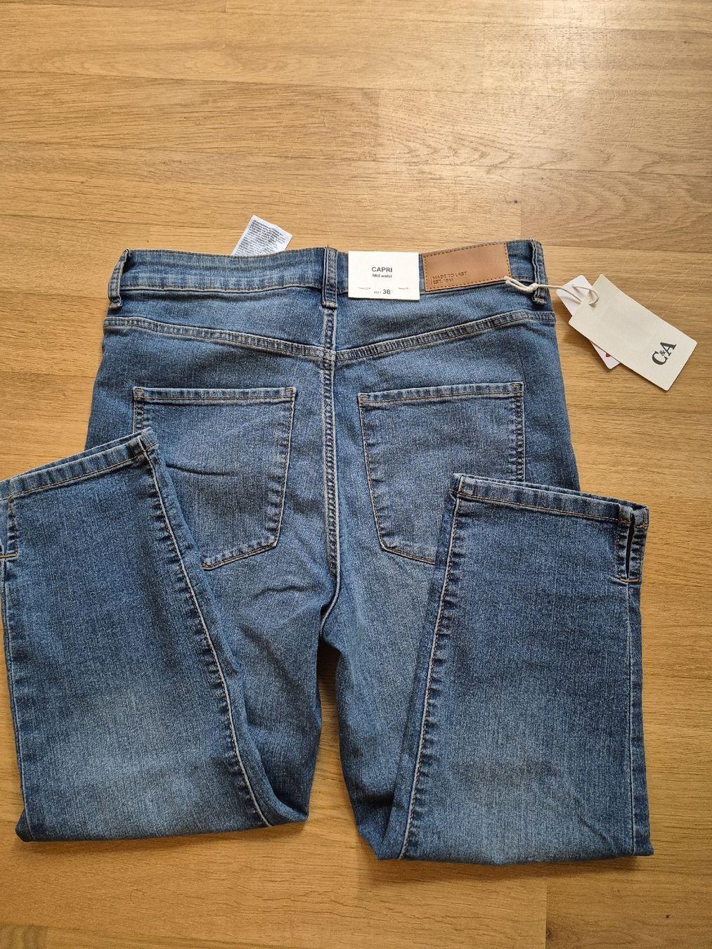 C&A Jeans: C&A Capri Jeans, neu mit Etikett, Gr. 38 – Nuovo e nell'imballaggio originale da Zürich venduto da mit_jz2x 6