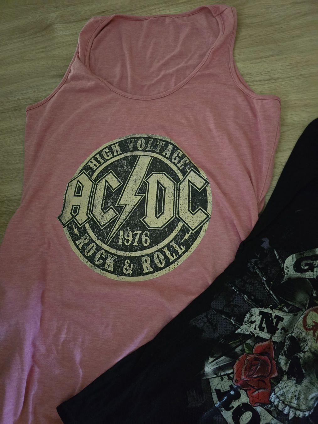 T-shirt: AC/DC Kleid, Guns n Roses Tshirt – Usato da Reute AR venduto da angelflower 1