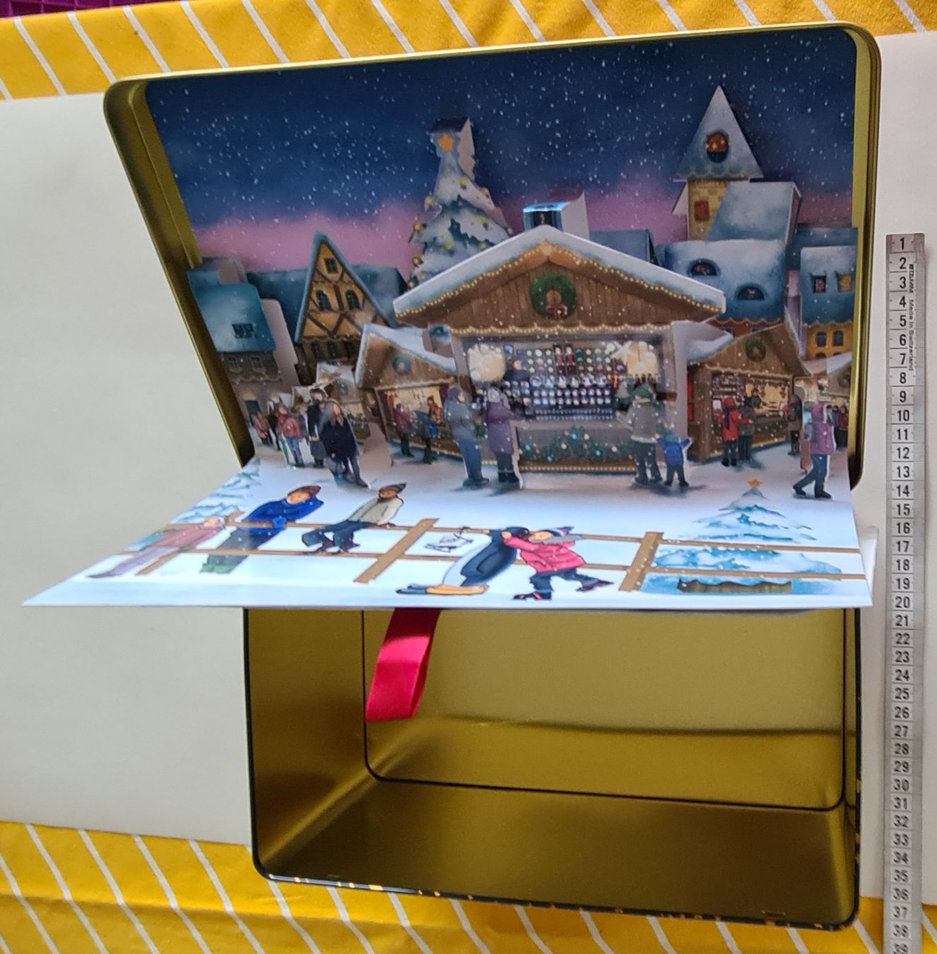 Tutte le decorazioni: 1 Biscuit Dose, 28x18x11cm, Eislauf,3D Bild, Weihnachtsmarkt – Nuovo (secondo la descrizione) da kuessnacht am rigi venduto da IceFan 8