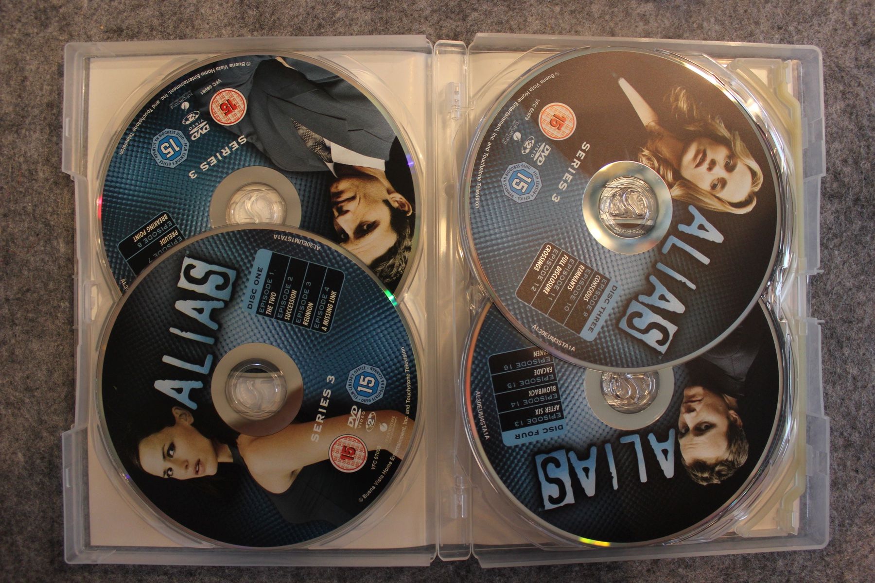 Tutti i DVDs: Alias The Complette Third Seasons Six Disc Set (1713) Englis – Usato da Geroldswil venduto da Schlumpfine1973 1