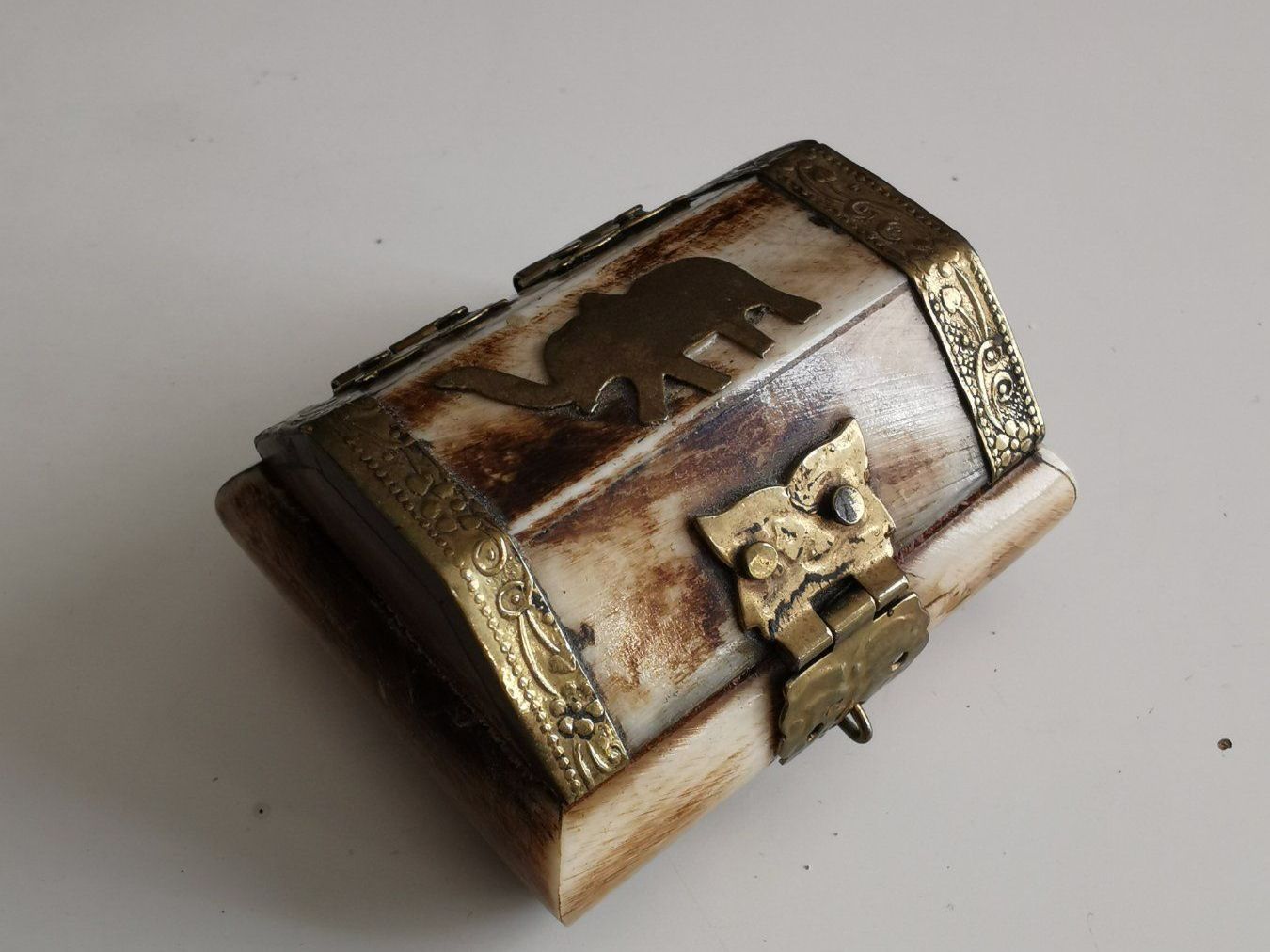 Tutte le decorazioni: Dose mit Elefant antik Horn und  Messing – Usato da Oberglatt ZH venduto da JulFul
