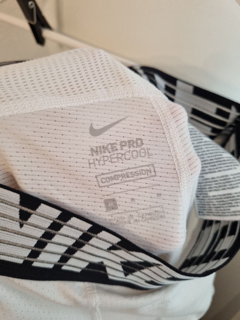 Nike Pantalons: Nike Pro Hypercool Compression Tights, Size M – Neuf (Voir description) à Aigle par Smagbrelle18 7