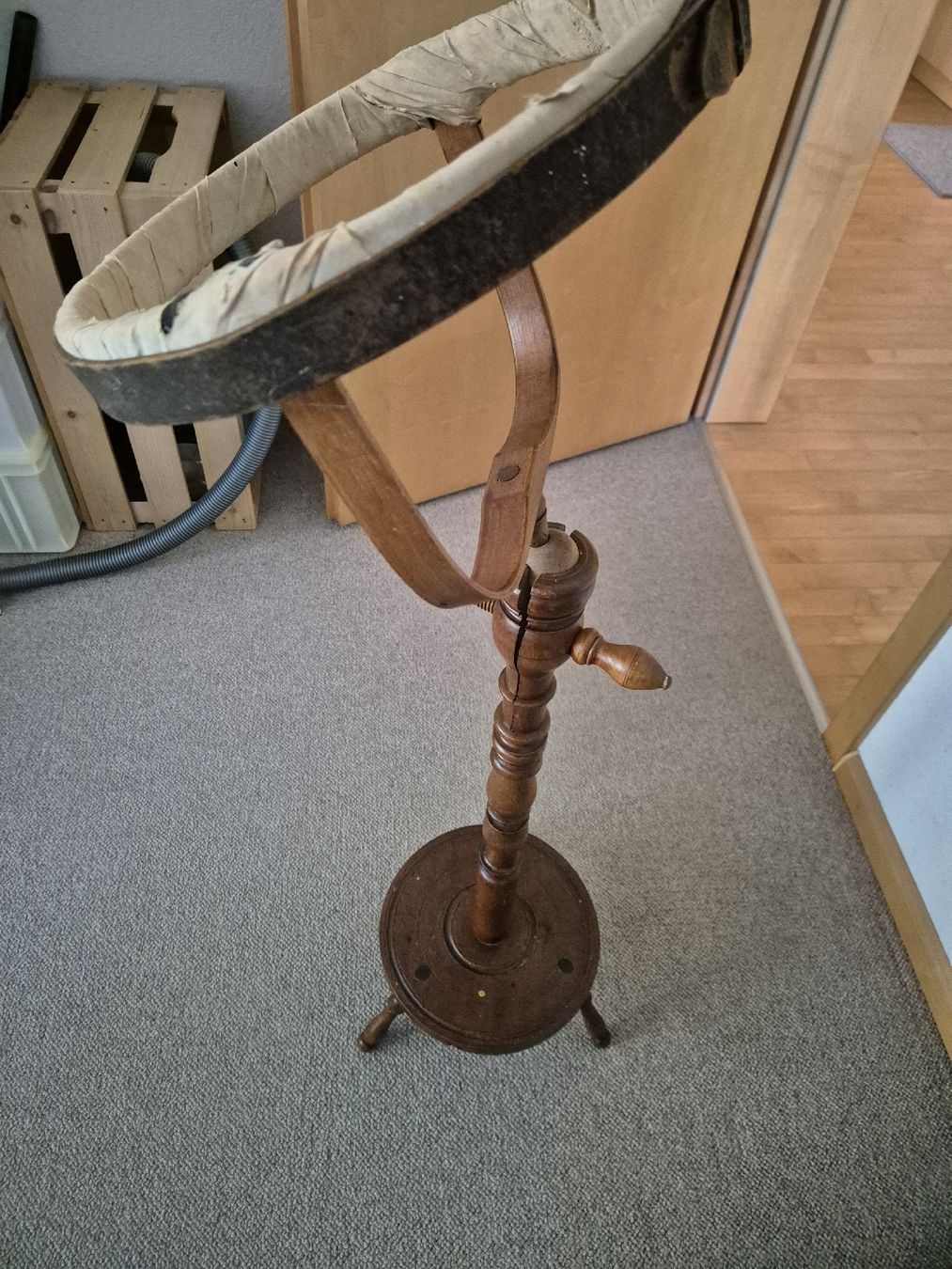 Cerchi da ricamo: antiker Stickrahmen mit Ständer – Usato da Veltheim AG venduto da Cosworth95 1