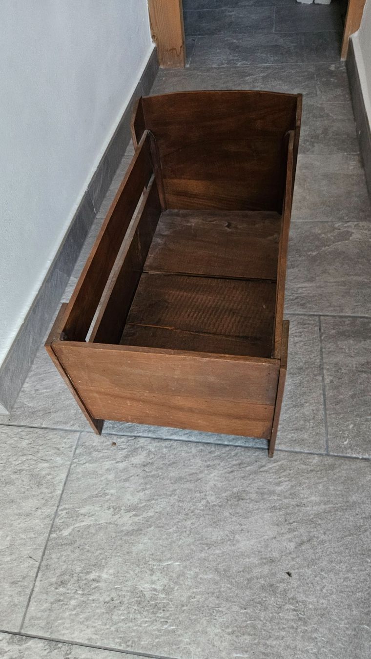 Letti: Vecchio lettino per le bambole in legno scuro – Usato da Melano venduto da H-Sara 1