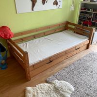 Schönes Massivholzbett mit Schublade, Matratze; Top Zustand