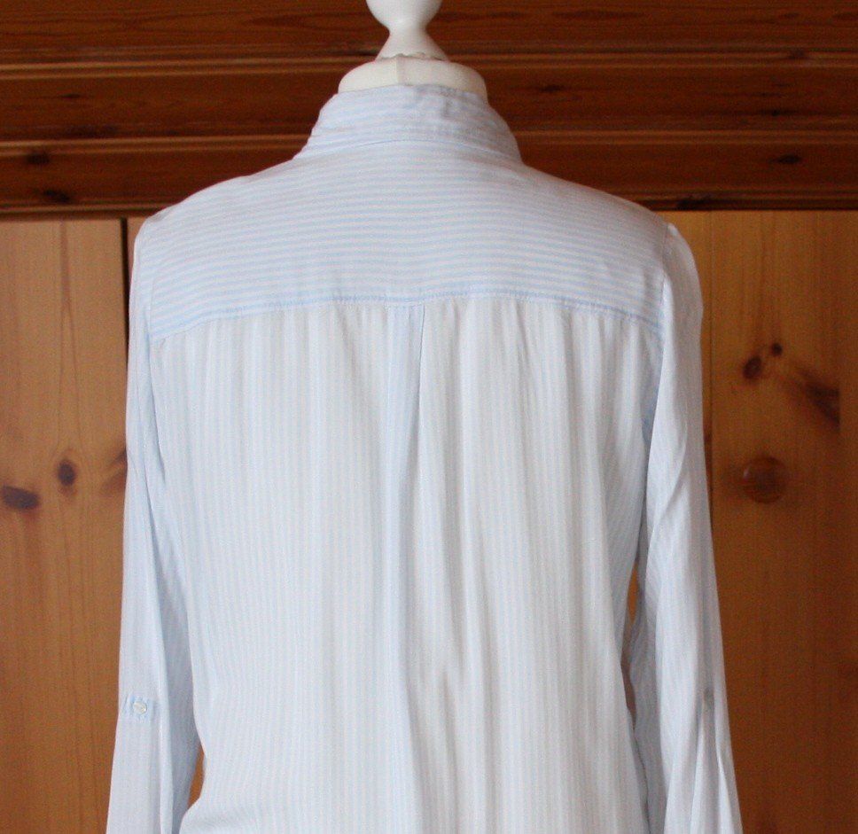 Camicette: Bluse Langarm blau - weiss Gr. L – Usato da Flüelen venduto da Diversicum-Curvy 7