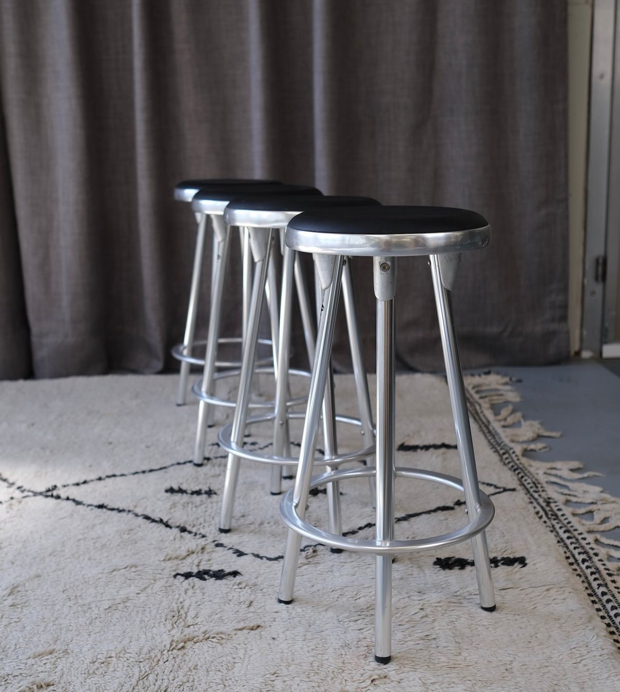 Sgabelli: 4 Bar stools by Joan Casas I Ortinez for Indecasa – Usato da Bern venduto da Zmodern_CON 4