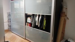 Schiebeschrank von Ikea mit viel Stauraum