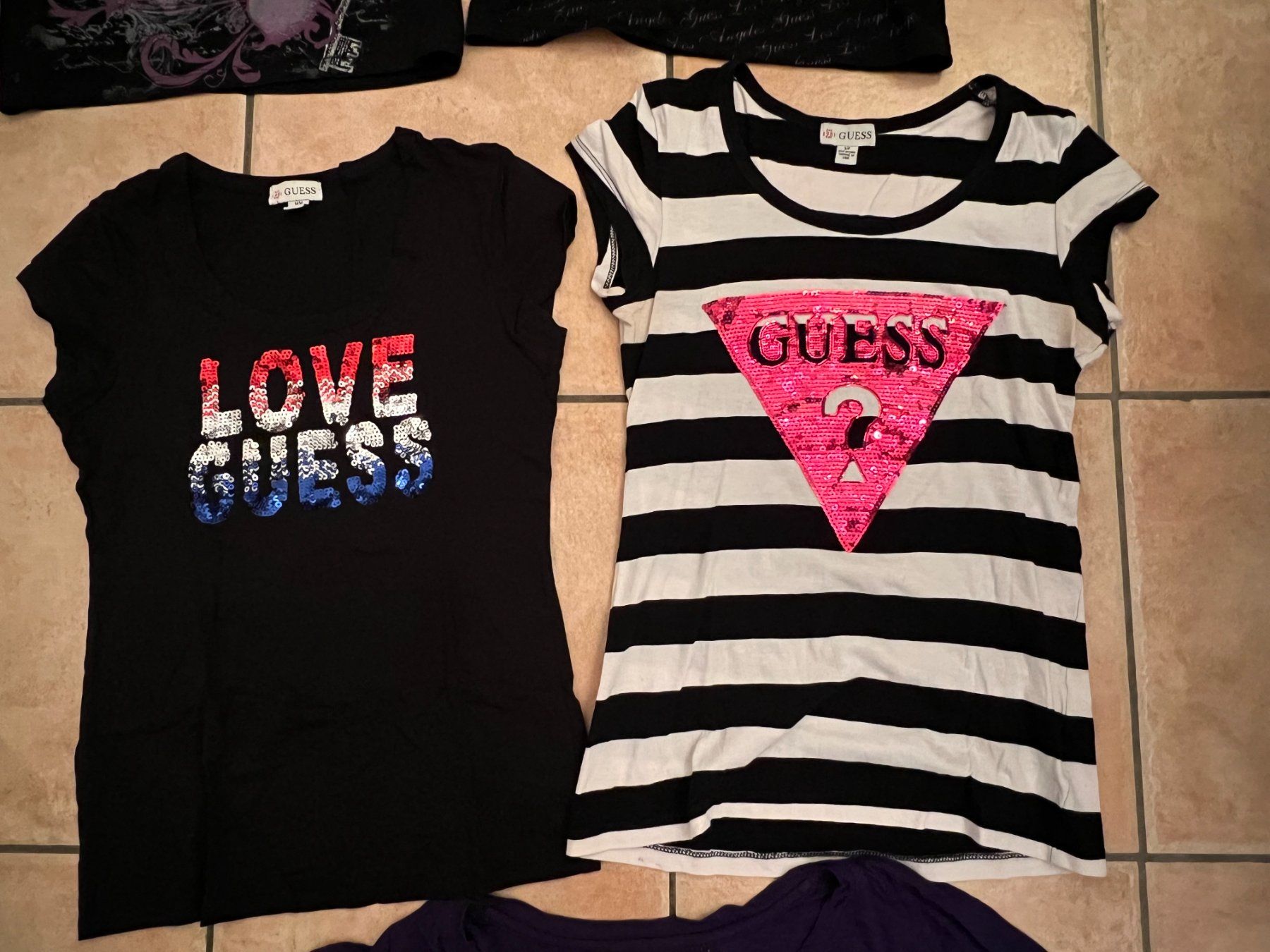 Guess T-shirt: 3 t-shirt GUESS - Taille S-M – Usato da Chavornay venduto da Petit_Biberli 1