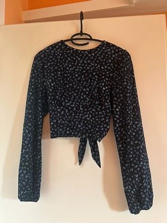 Top noir fleuri à manches longues et noué – Taille S