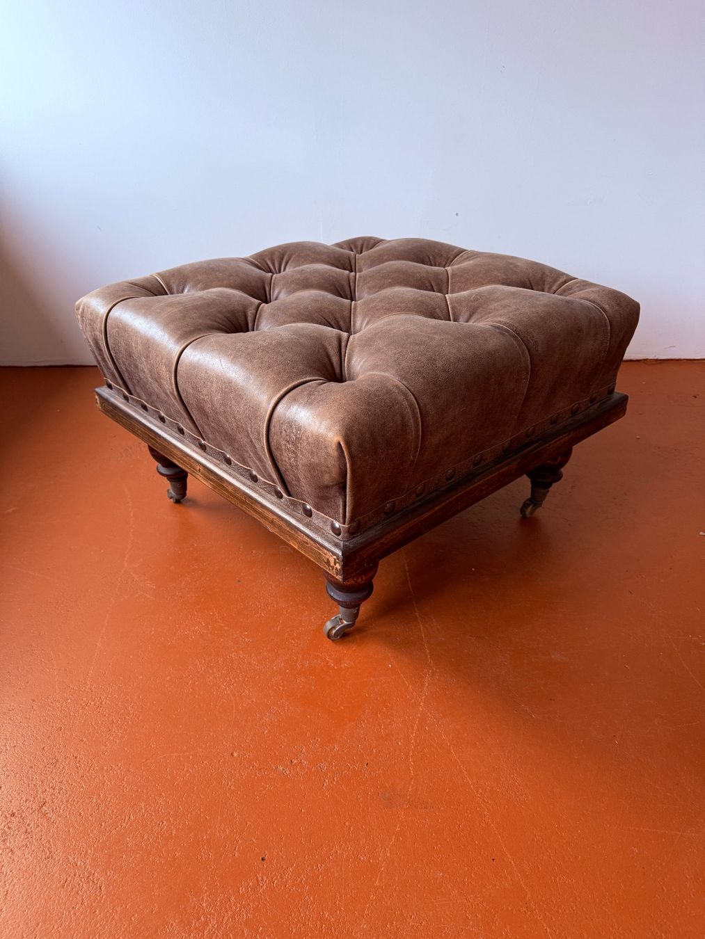 Hocker: Vintage Leder-Pouf-Hocker auf Rollen – Gebraucht aus Basel von mat_nj5b 1