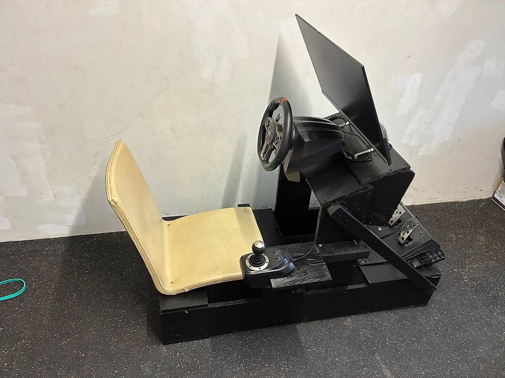 Consoles: Simulateur de conduite complet (Racing Wheel Pro) – D'occasion à Bouveret par uri_cq5w