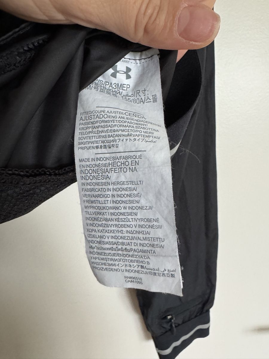 Under Armour Giacche: Under Armour Sportjacke oder regen Jacke Gr.S – Usato da Flawil venduto da pir_x7ff 4