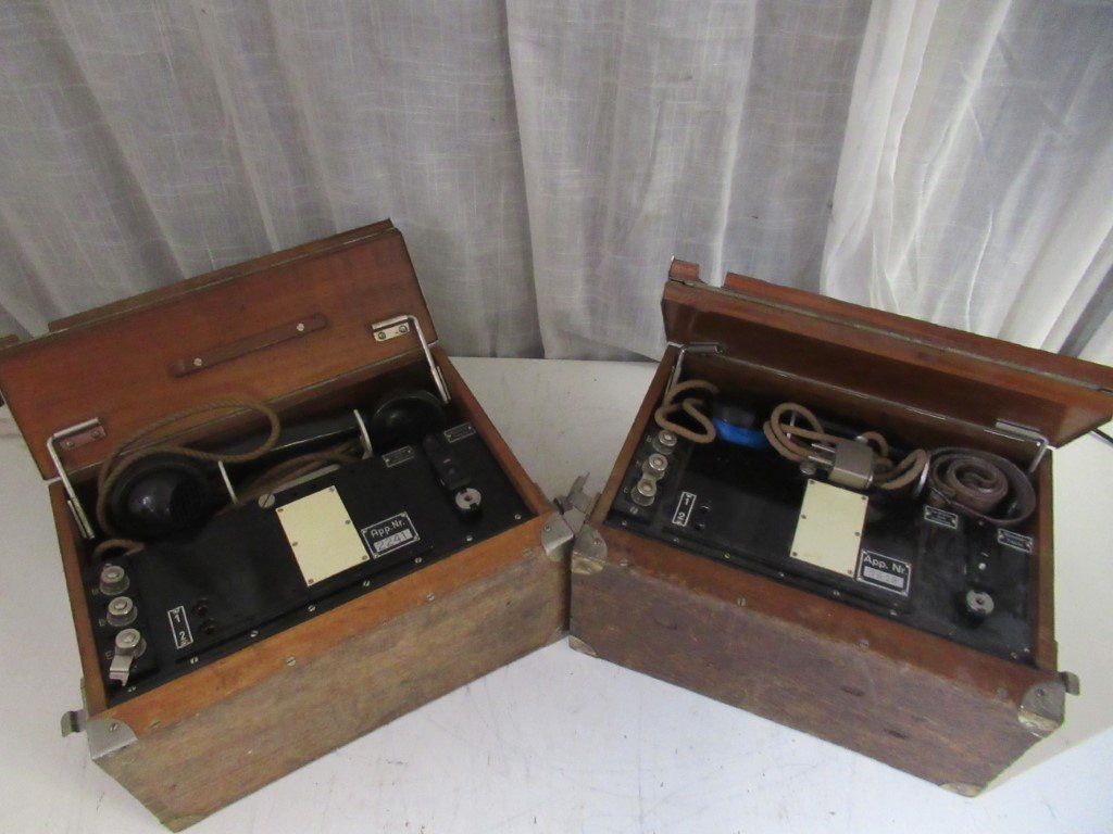 Telefone: 2 Telefone Feldtelefone MIlitär 1932 – Defekt aus Flums von Flumsantik 1
