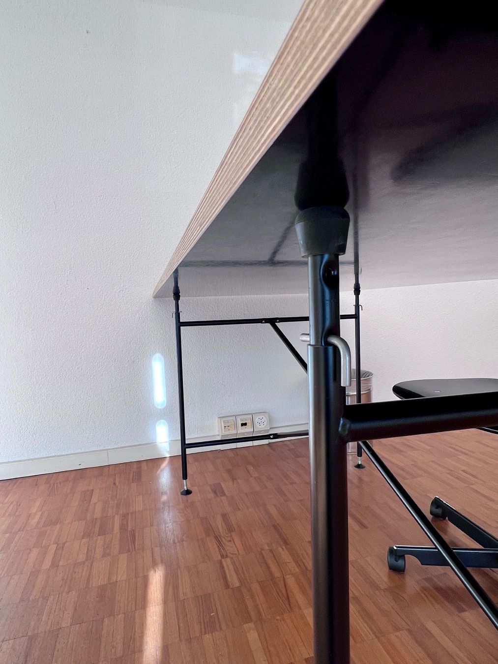 Richard Lampert Scrivanie: Tischgestell Eiermann mit Tischplatte aus Sperrholz – Usato da Zürich venduto da wme_n5yf 4