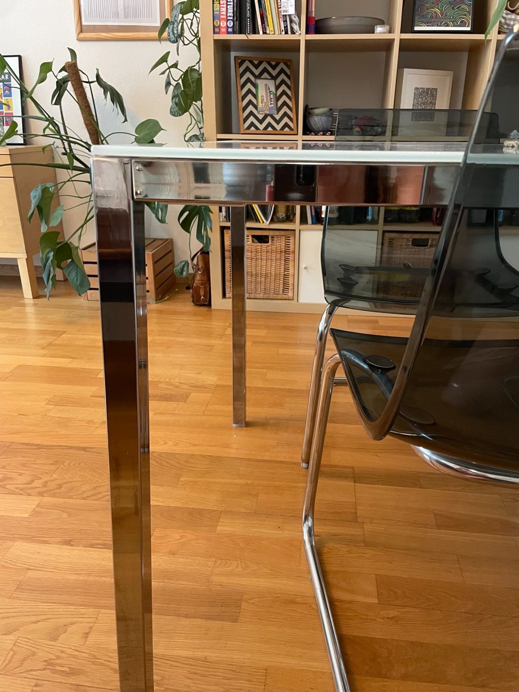 Set de table et chaises: Modern dining table with 4 chairs – D'occasion à Zürich par carlaferico 5
