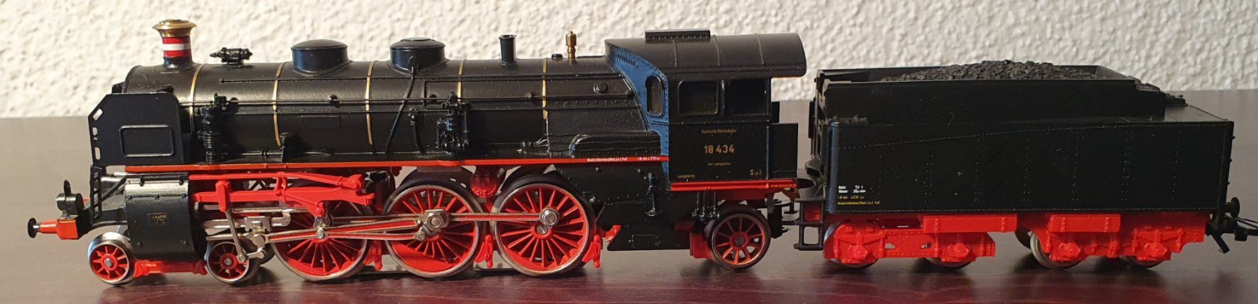 Märklin Modelleisenbahnen: MÄRKLIN:DB DAMPFLOK BR 18 MFX DIGITAL MIT RAUCHSATZ – Gebraucht aus Biglen von taunus82 1
