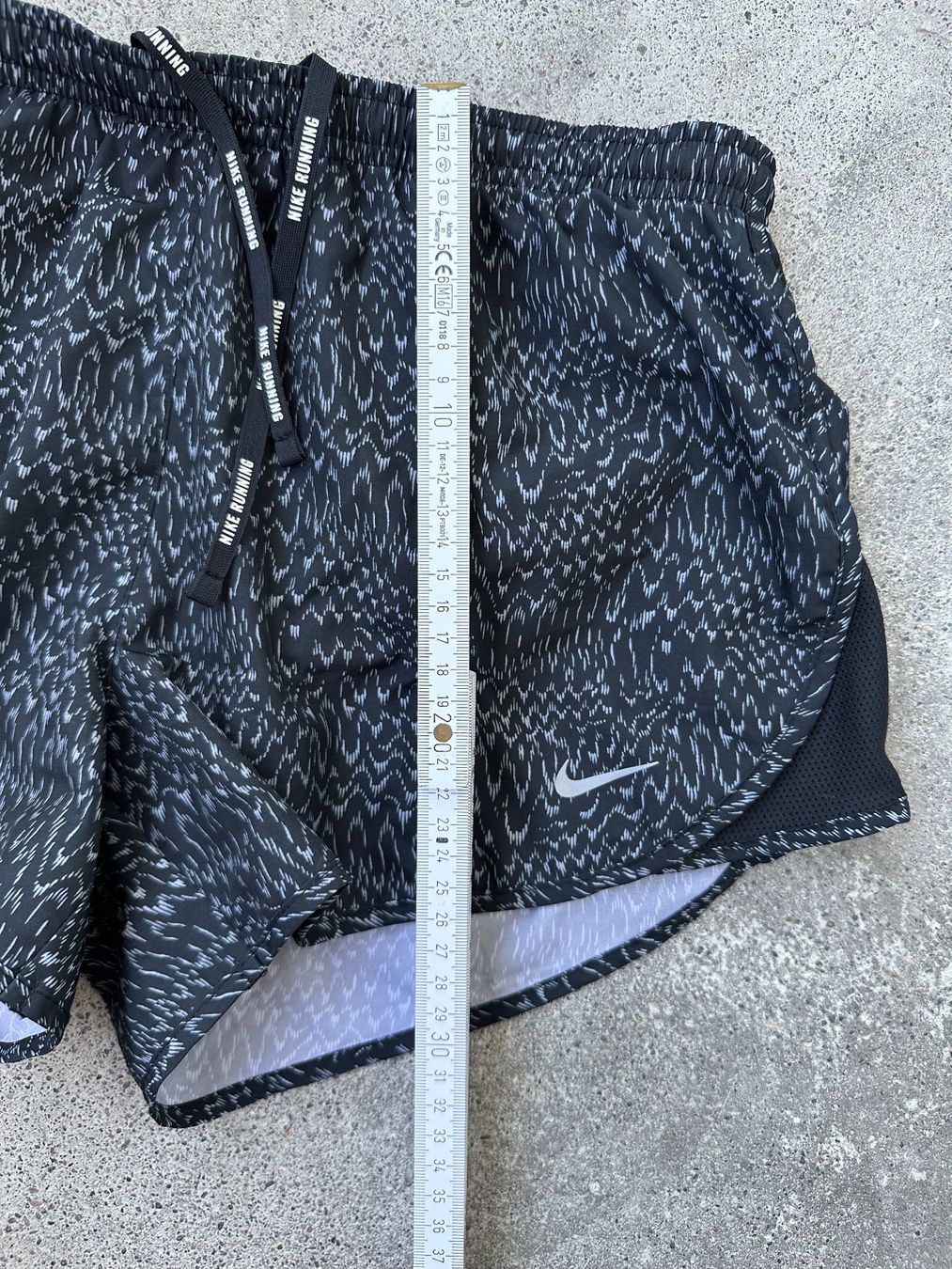 Nike Hosen: Nike Shorts schwarz – Gebraucht aus Zürich von ong8 2