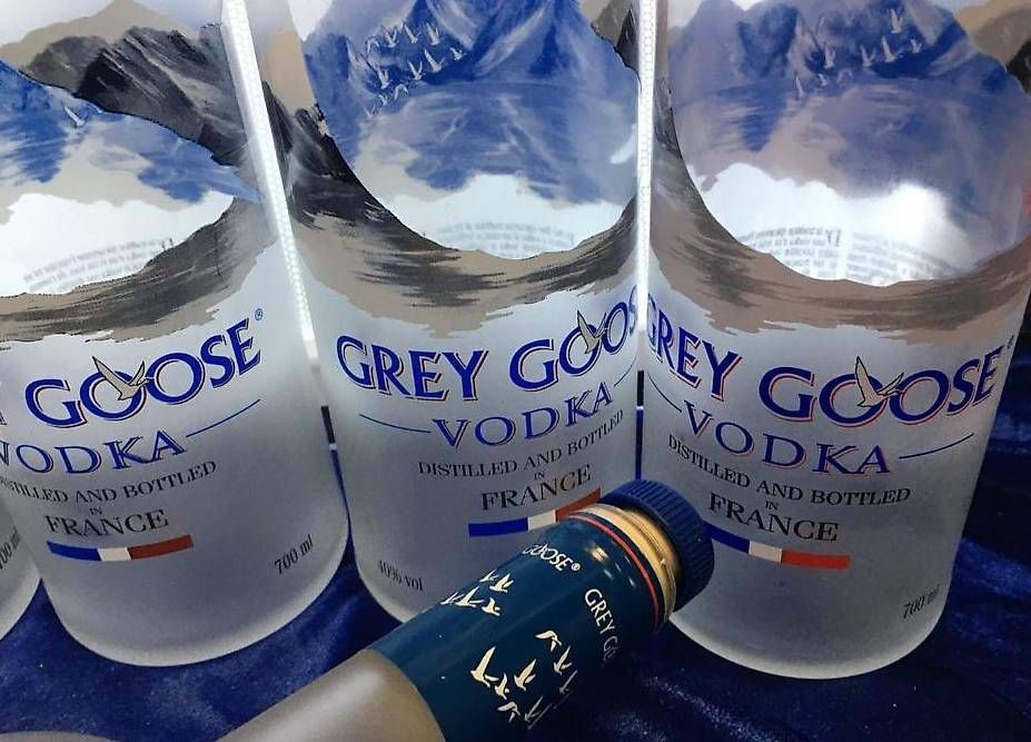 Bevande alcoliche: 6 FLASCHE GREY VODKA ZU VERKAUFEN – Usato da Schönenwerd venduto da 1952kv 1