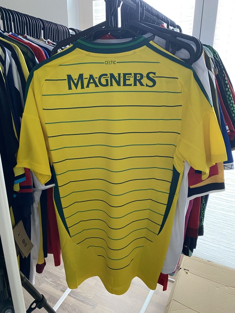Adidas Leibchen & Hosen: Original et neuf - Maillot Celtic Taille S – Neu und originalverpackt aus Rossemaison von Carduelis 1